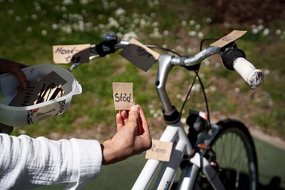 Cykel med instruerande lappar