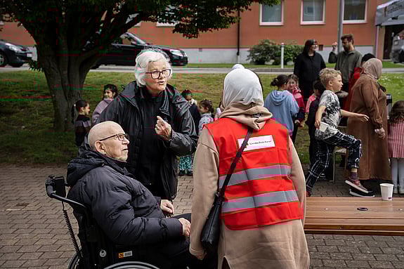 Alya Al Assaad pratar med boende i Perstorp.