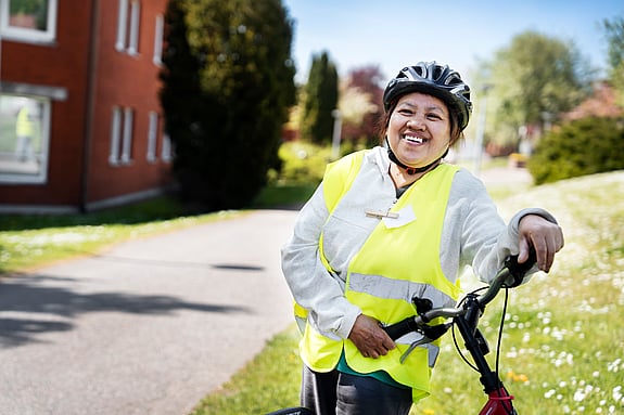 Bellie Glas ler på sin cykel
