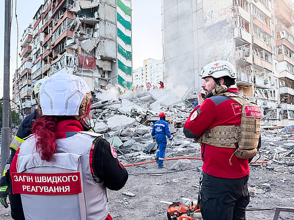 Hjälppaket delas ut av Röda Korset i Ukraina.