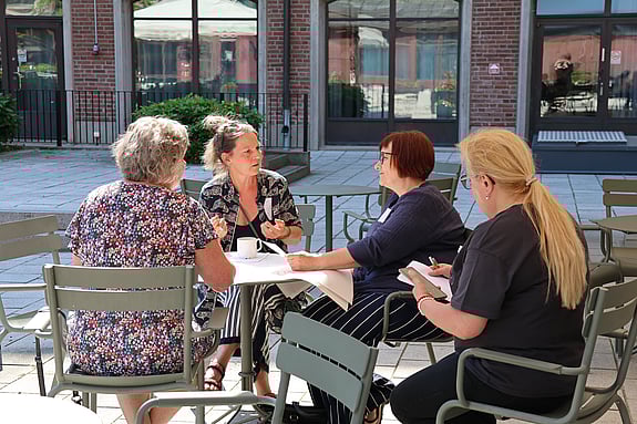 Personer vid ett bord