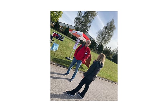 Anders Klockar, Röda Korset Katrineholm, i samtal med Evelina Crabb, programledare Radio Sörmland.