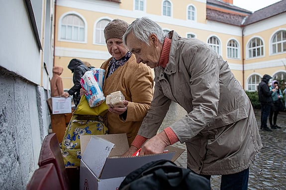 Äldre damer delar på hygienpaket i Ukraina 2022