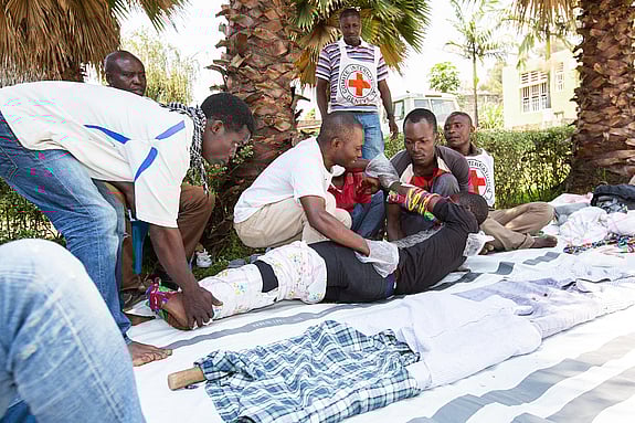 En grupp MC-förare utbildas i första hjälpen