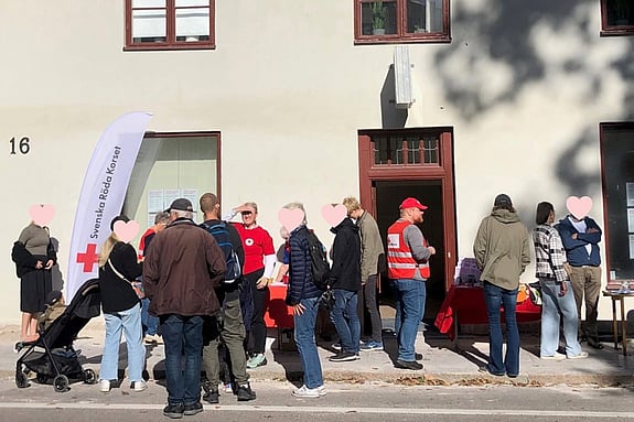 Rödakorsare och besökare står och pratar utanför våra lokaler vid Trädgårdsgatan 16C