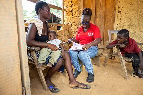 Grace Qauye i byn Martuaken i samtal med Anne Y. Swope Kpangbai från Liberias Röda Kors.