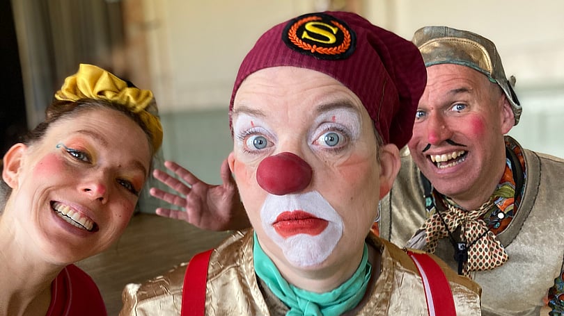 Artister från Clowner utan Gränser på besök i Vänersborg.