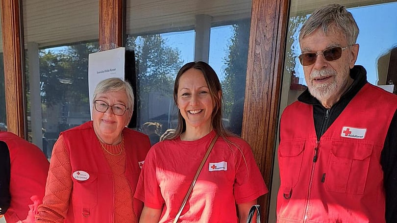 Frivilliga från svenska Röda Korset under Hälsodagen i Töreboda 2024.