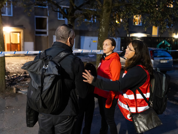 Kvinnliga volontärer gör krisinsats i Hässelby