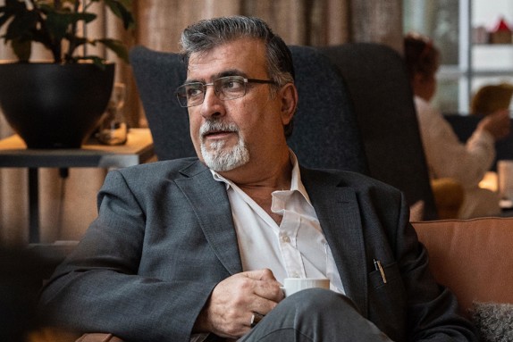Amir Heidari i kostym och glasögon
