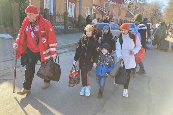 Karavan av rullstolar rullar ut ur Aleppo.