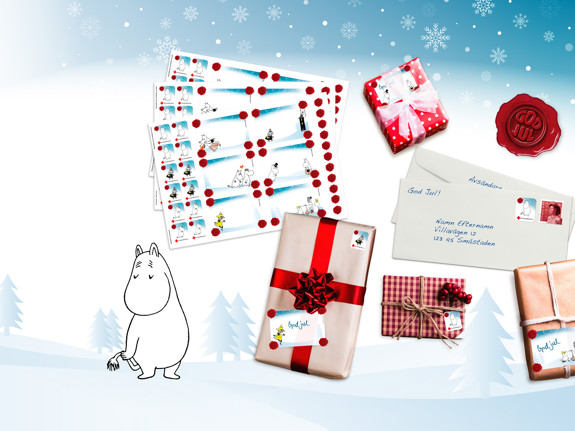 Ett bord fullt med julklappsetiketter, julklappar och presentpapper.