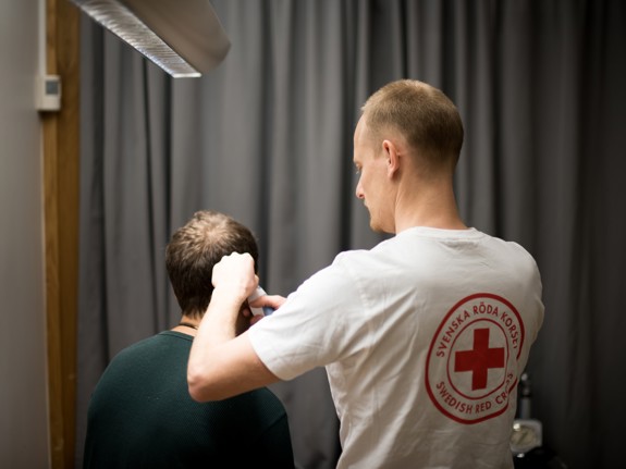 Leende sjuksköterska på vårdförmedling