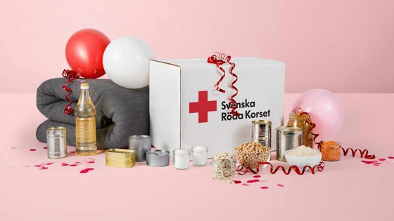 Ett matpaket och en ullfilt täckt i konfetti, serpentiner och ballonger.