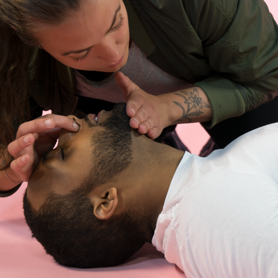 Medvetslös person får hjälp med första hjälpen och HLR.