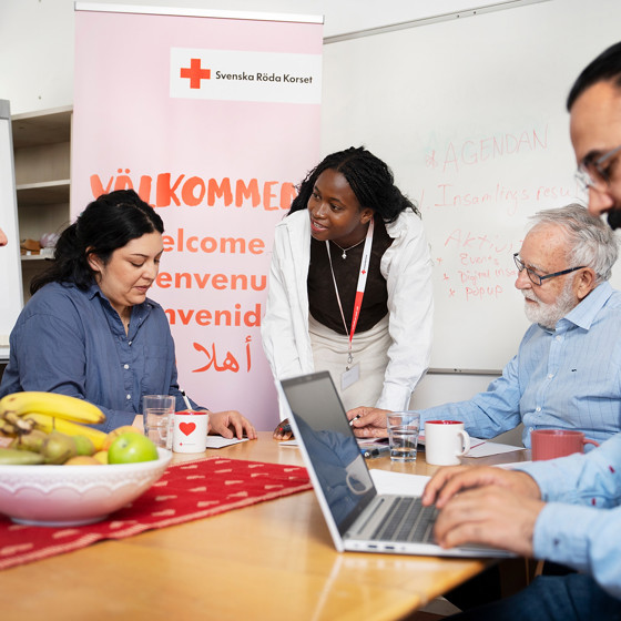 Värvare står bakom Röda Korset-flagga