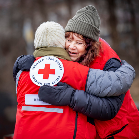 Två krisstödjare som kramas