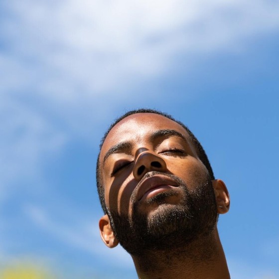 Man med värmeslag i solen