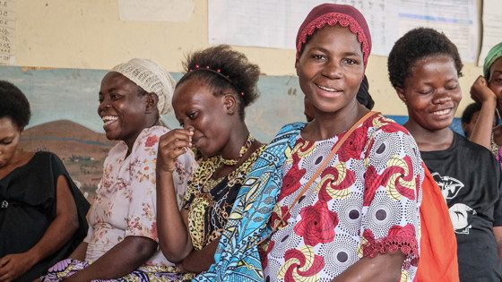 Glada barn vid vattenkran