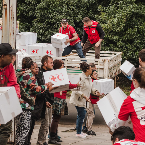 Röda Korsare delar ut nödhjälp.