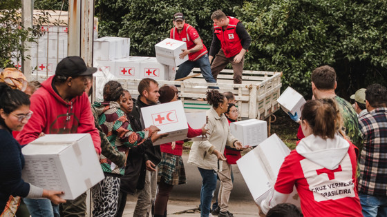 Röda Korsare delar ut nödhjälp.