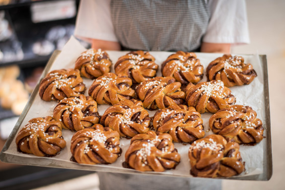 Kanelbullar på en plåt
