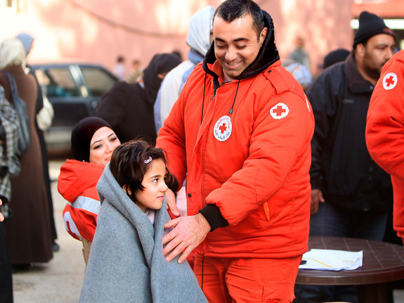 Barn bärs av sin mamma.