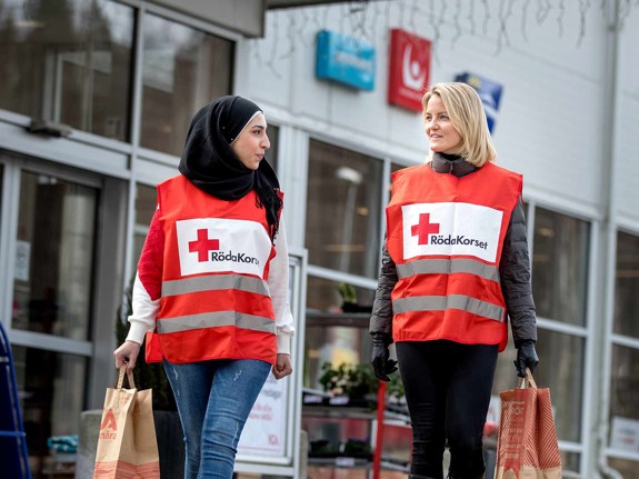 Två volontärer med matkassar