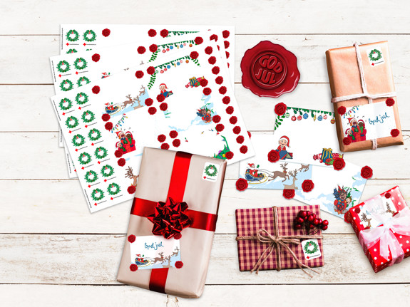 Ett bord fullt med julklappsetiketter, julklappar och presentpapper.