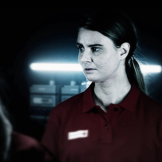 Kvinna i skjorta lär sig om krisstöd