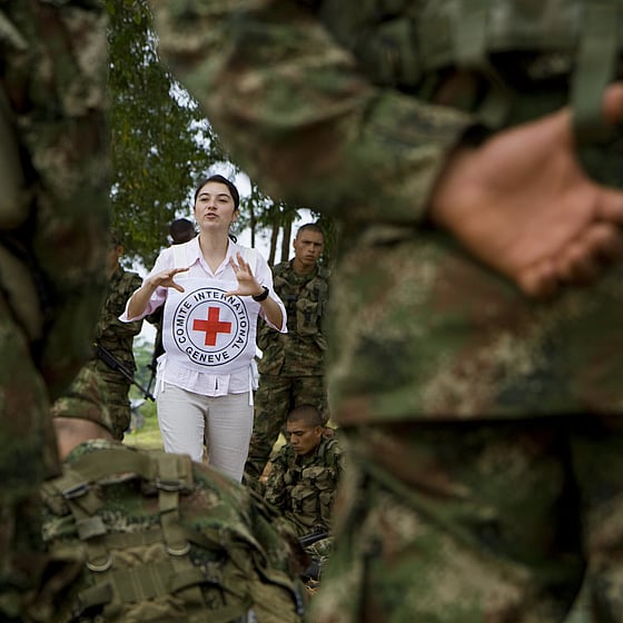 Kvinna håller utbildning i krigets lagar