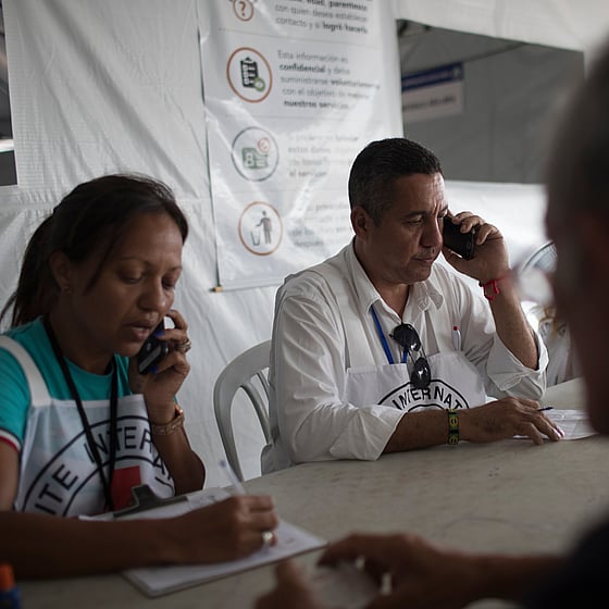 Röda Korsets flagga mot blå himmel