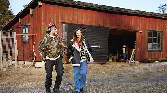 Brita och Kalle Zackari Wahlström vid bondgård