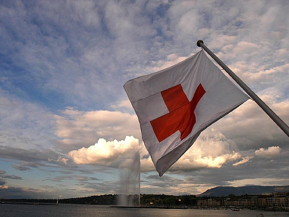 Röda Korsets flagga mot molnig himmel