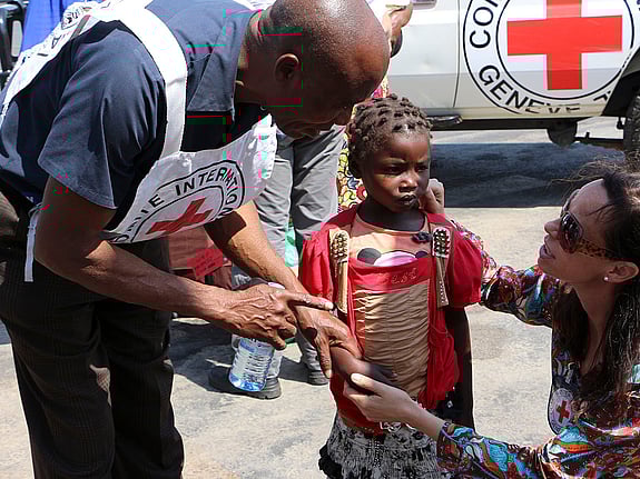 En volontär återförenar en flicka med sin mamma.