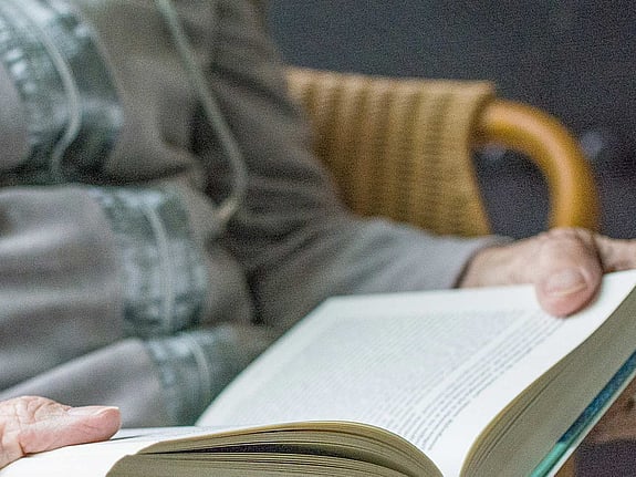 Händer som håller i bok