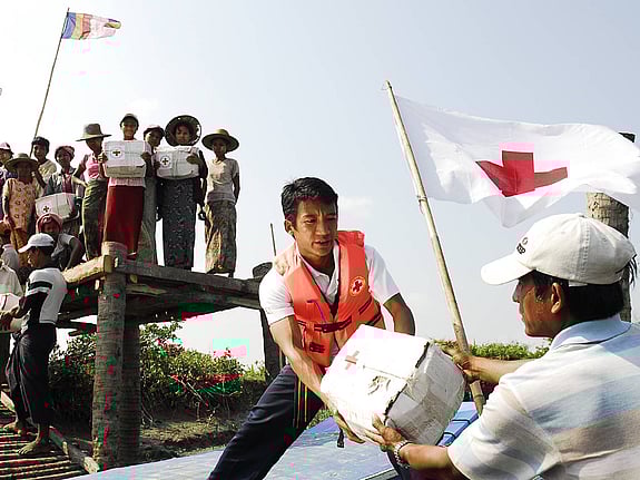 Man lastar av katastrofhjälp från båt