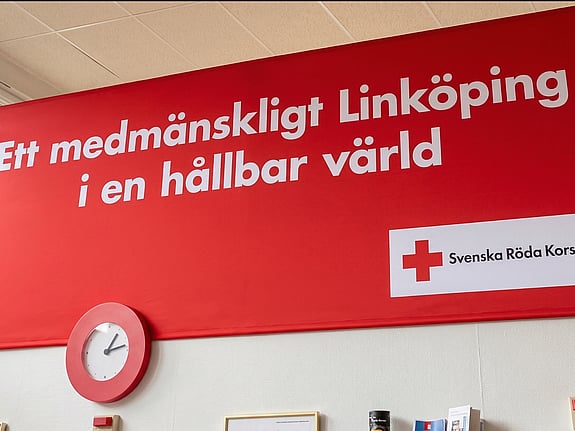 En rödakors-flagga Linköping kommun