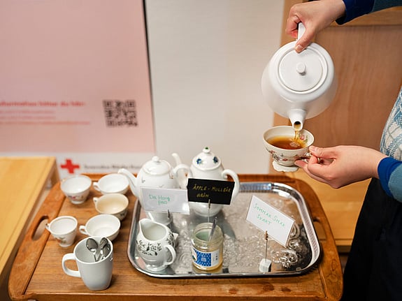 Person häller upp en kopp te.