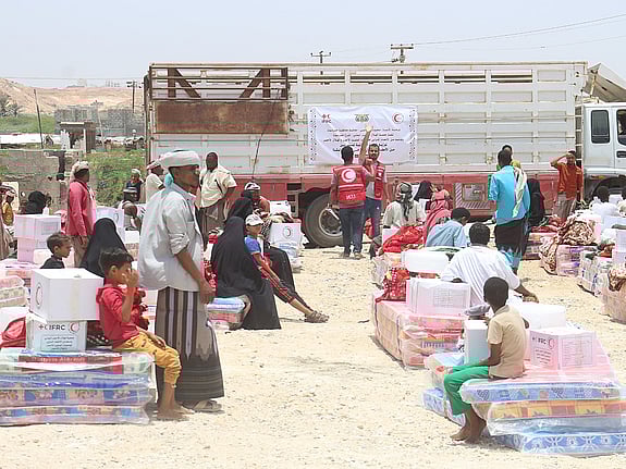 Barn vid matutdelning i Jemen.