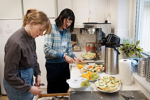 Volontärerna Sara Igefjord och Rika Harata förbereder inför Tesalongen.