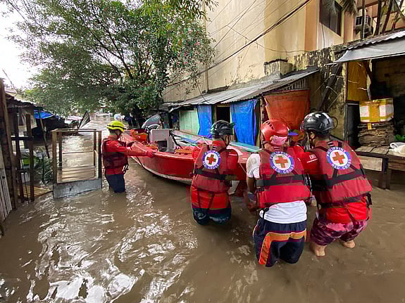 Röda kors volontärer delar ut mat.