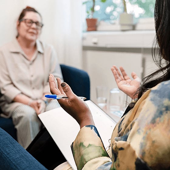 Kvinna som sitter i terapi