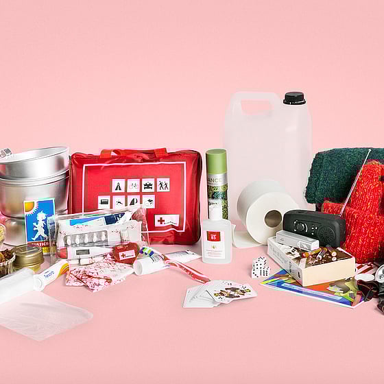 Krislåda med mat, vatten och mediciner