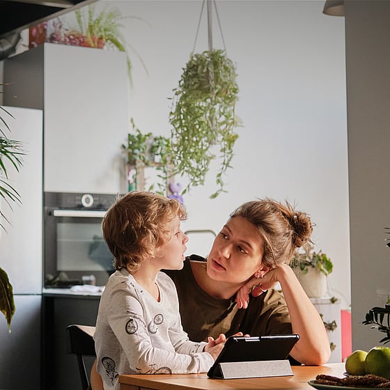 En lerfigur av ett barn i ett fönster.