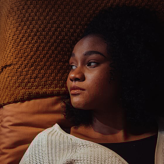 Regnig stadsmiljö, person med paraply