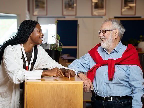 Man och kvinna skrattar tillsammans.